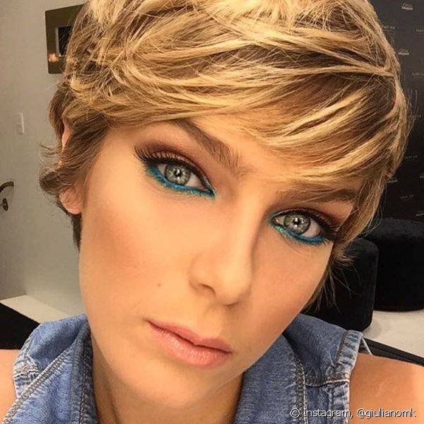 A atriz Isabella Santoni deixou o look elegante e divertido com a sombra marrom esfumada e as cores azul e verde na linha d'?gua dos olhos! (Foto: Instagram @giulianomk)